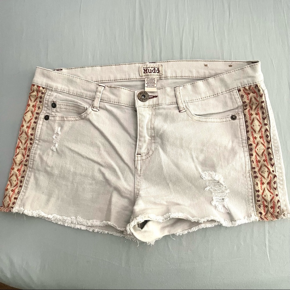 Cream-colored short jean shorts with side pattern